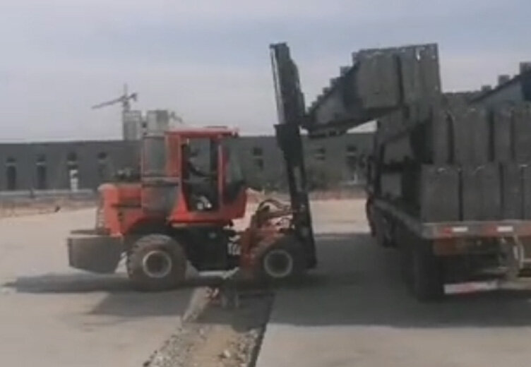 越野叉车施工案例