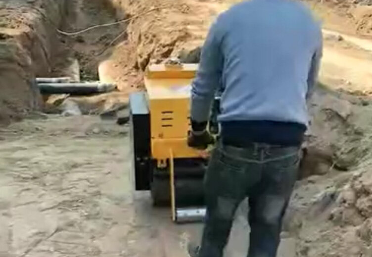 手扶压路机施工案例