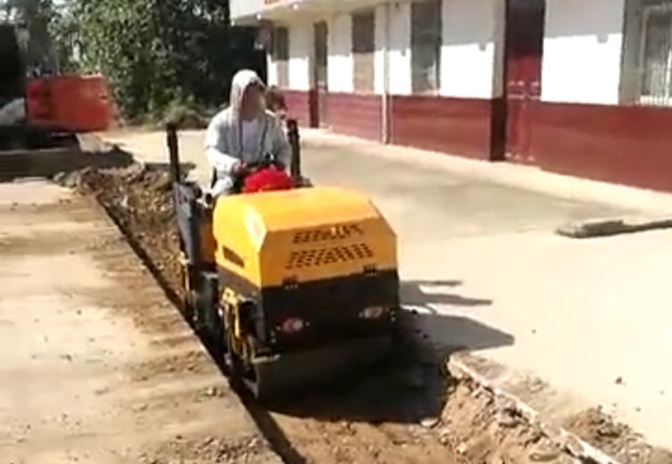 座驾压路机施工案例